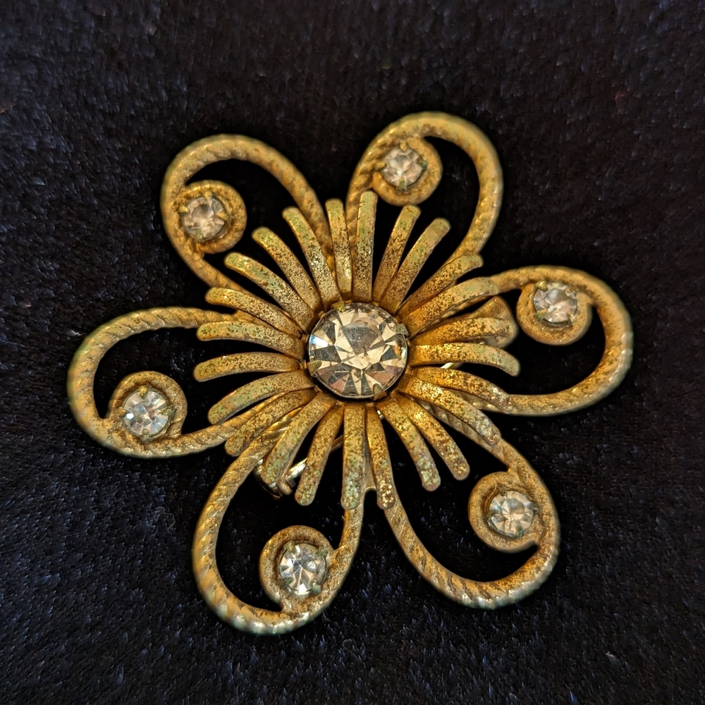 Vintage Flower Brooch with Light Gold Tone/Clear Stones